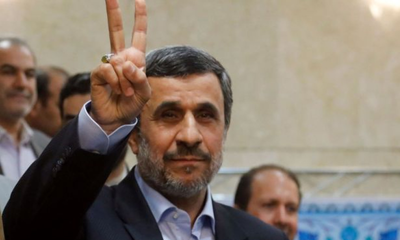 أحمدي نجاد بترشح يرفع علامة "النصر" عقب ترشحه لانتخابات 2017 - الأربعاء 12 نيسان - (انترنت)