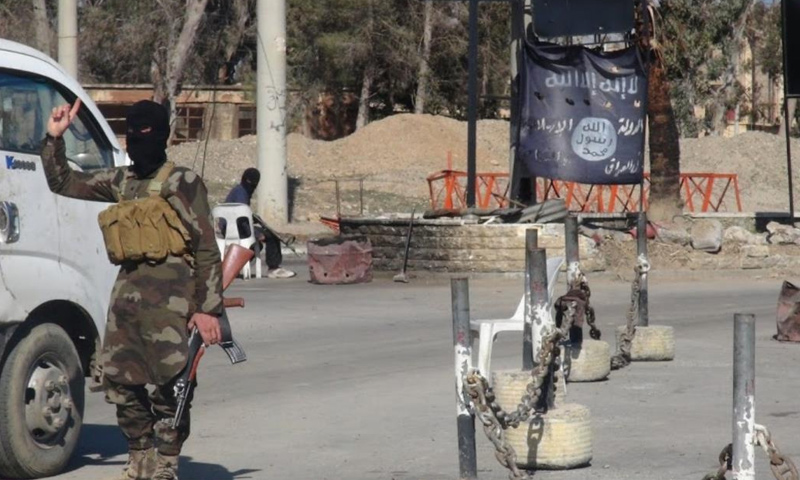 مقاتل من تنظيم الدولة الإسلامية على حاجز في مدينة الرقة - (انترنت)