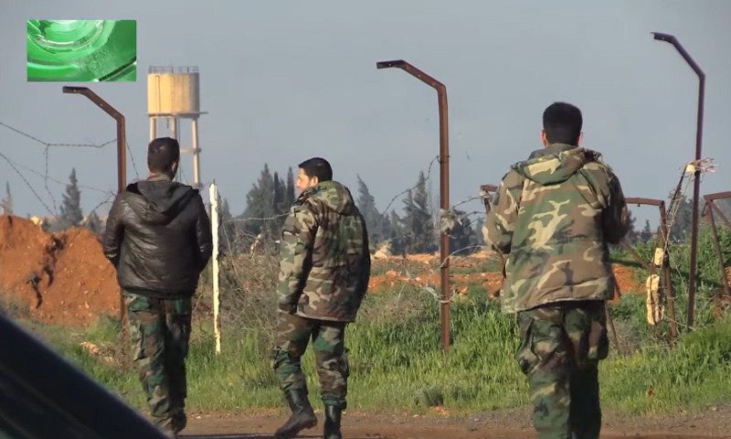 ضباط للنظام في مطار "الشعيرات" جنوب شرق حمص- نيسان 2017 (وكالة روسية)