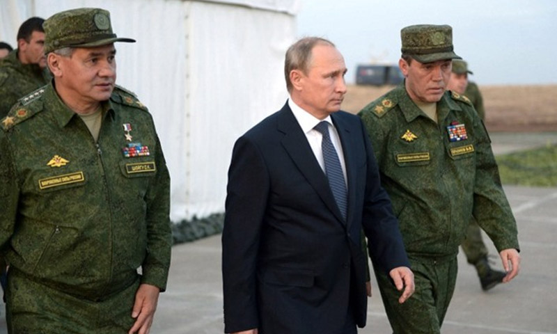 تعبيرية: الرئيس الروسي فلاديمير بوتين، ووزير دفاعه سيرغي شويغو (يسار الصورة) - 2016 (إنترنت)