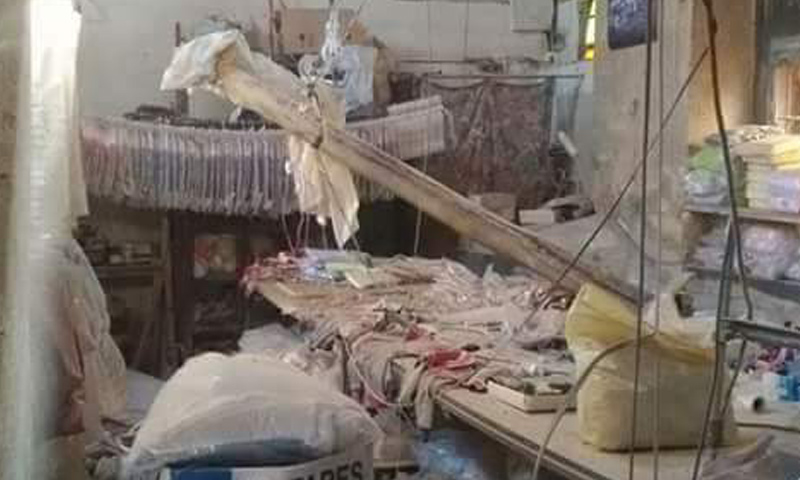 أضرار مادية جراء سقوط قذيفة على ورشة خياطة في حي القيمرية في دمشق- الاثنين 3 نيسان (فيس بوك)