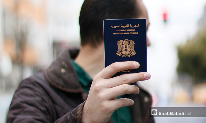 شاب يحمل جوازه السوري في تركيا (عنب بلدي)