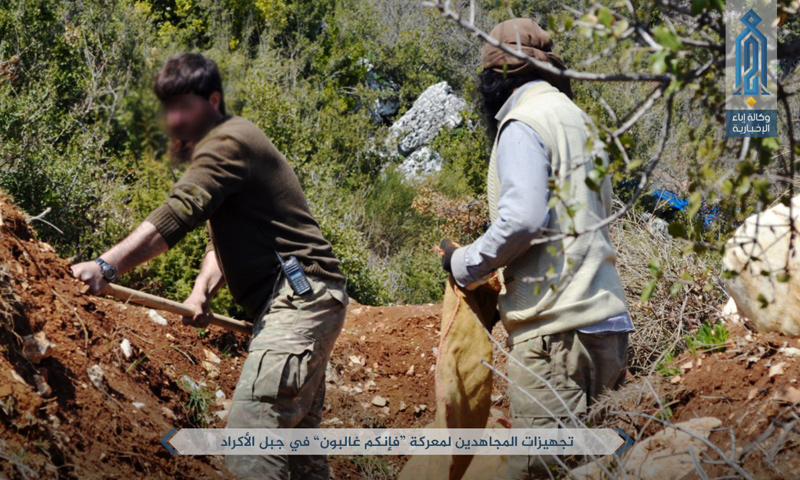 مقاتلو "هيئة تحرير الشام" في جبل الأكراد في ريف اللاذقية ضمن معركة "فإنكم غالبون" - 6 نيسان 2017 (عنب بلدي)
