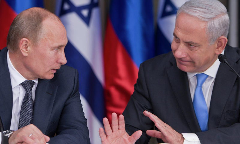 أرشيفية- رئيس الوزراء الإسرائيلي بنيامين نتنياهو إلى جانب الرئيس الروسي فلاديمير بوتين (وكالات)