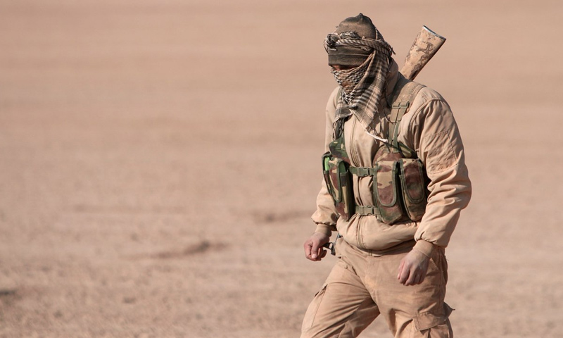 مقاتل من قوات سوريا الديمقراطية في محيط مدينة الرقة - (رويترز)