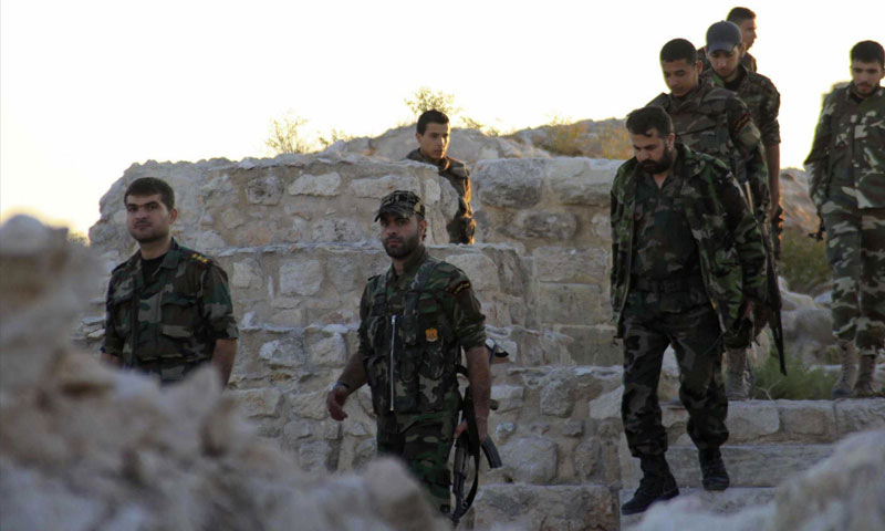 مقاتلون في قوات الأسد في مدينة حلب (رويترز)