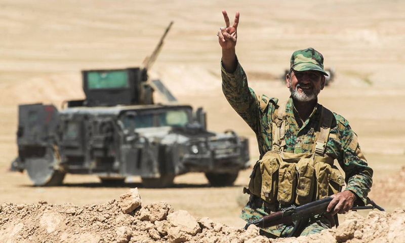 مقاتل من الحشد الشعبي على الحدود السورية العراقية (AFP)