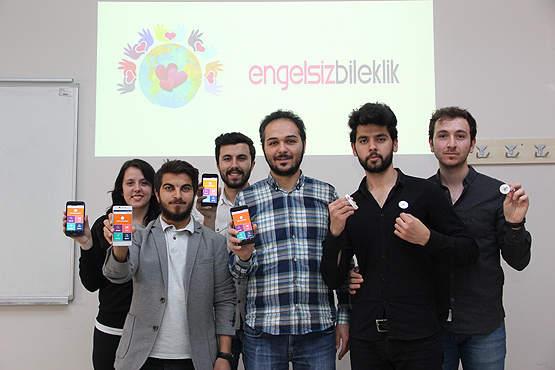 سوار "Engelsiz Bileklik\سوار بلا عوائق"، المصمم من قبل طلاب أتراك في جامعة "أرزينجان"، الأربعاء- 2 أيار (الأناضول)