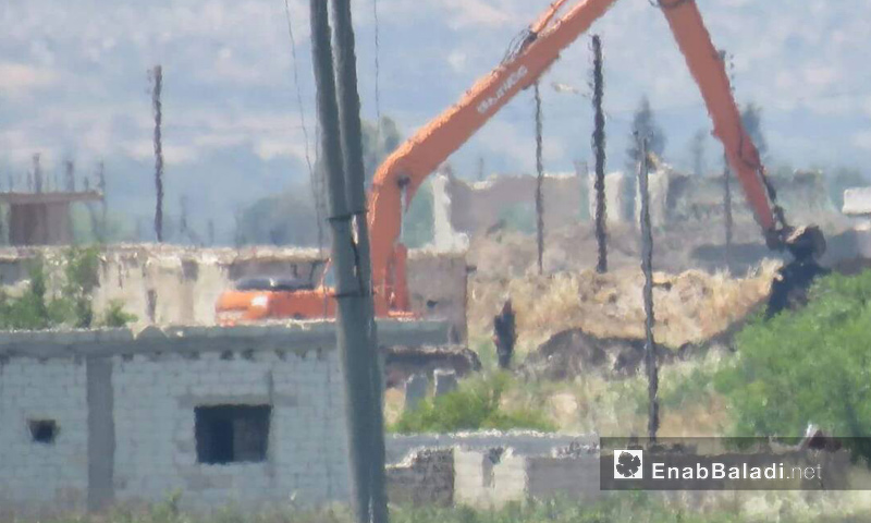 قوات الأسد تنشئ سواتر ترابية في قرية قبر فضة بسهل الغاب- الأربعاء 24 أيار (عنب بلدي)