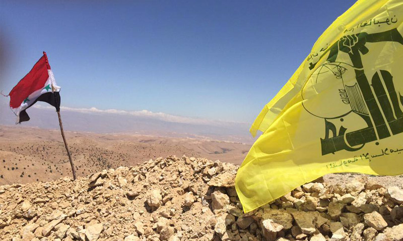 راية النظام السوري إلى جانب راية حزب الله اللبناني على جبال القلمون - (انترنت)