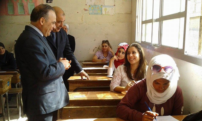 رئيس حكومة النظام السوري عماد خميس أثناء زيارته لإحدى مراكز امتحانات الشهادة الثانوية - 30 أيار 2018 (فيس بوك)
