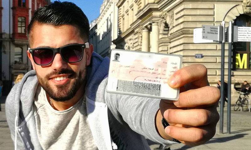 لاجئ سوري يحمل هويته في ألمانيا (إنترنت)