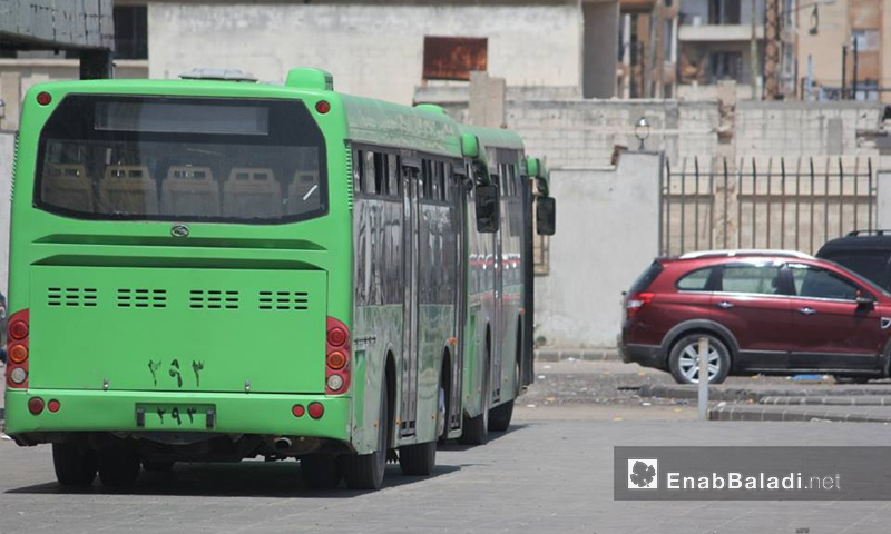 حافلة لنقل مهجري الوعر داخل الحي في حمص - 4 أيار 2017 (عنب بلدي)