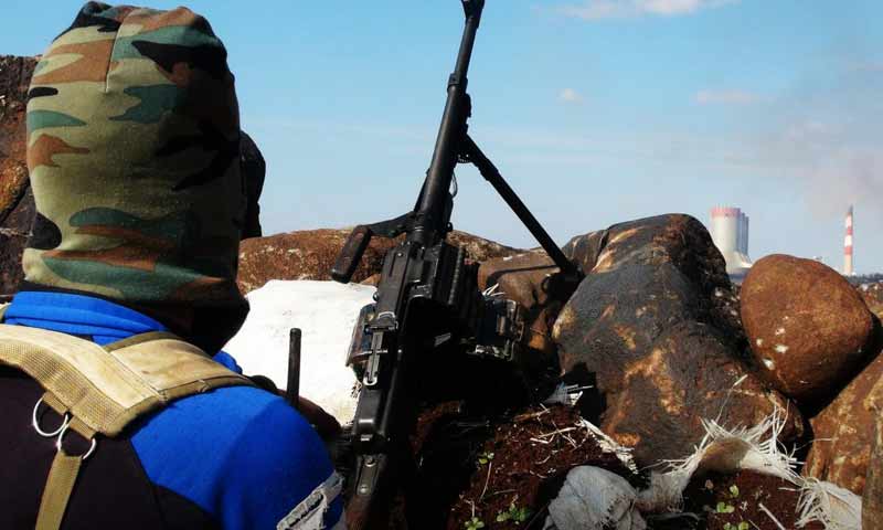 مقاتل من هيئة تحرير الشام على الجبهات العسكرية في ريف حمص الشمالي - (وكالة إباء)