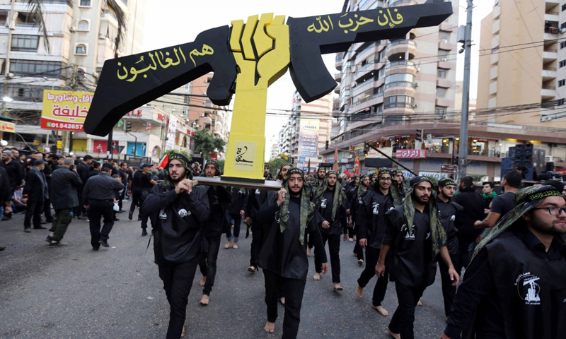 أنصار حزب الله اللبناني يحملون شعار الحزب خلال موكب ديني بمناسبة عيد عاشوراء في بيروت - تشرين الأول 2016 - (رويترز)