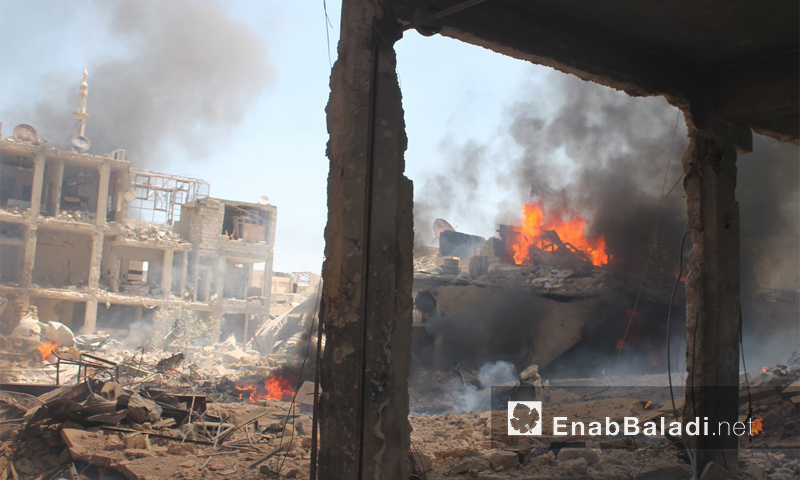 النابالم يحرق أبنية في مدينة داريا آب 2016 (أرشيف عنب بلدي)