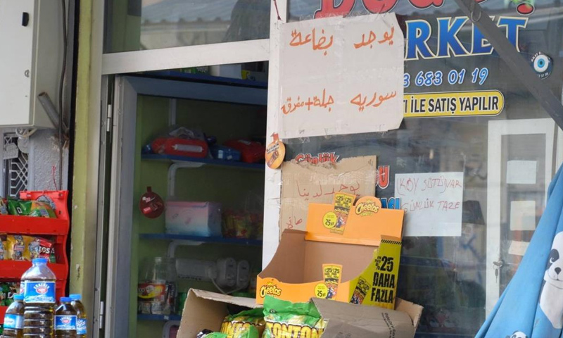 محل تركي يوفر منتجات سورية في كلّس (الجزيرة)