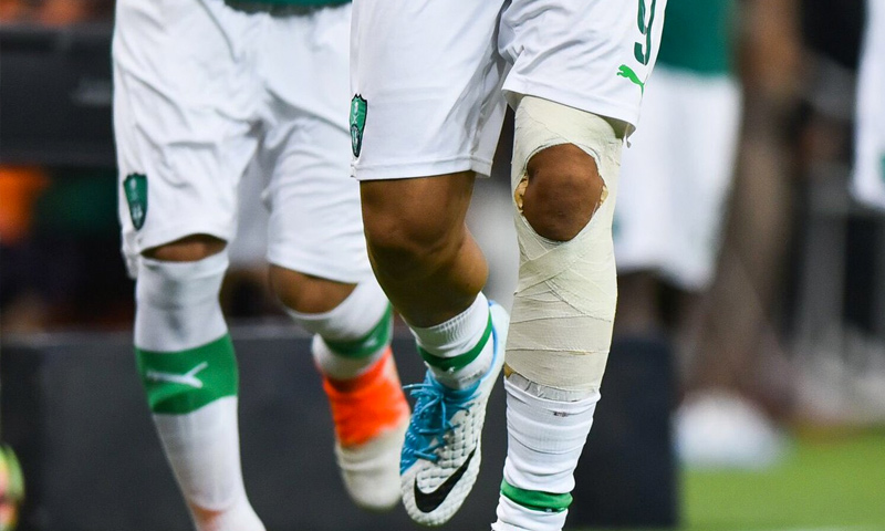 إصابة اللاعب السوري عمر السومة مع نادي الأهلي السعودي (إنترنت)