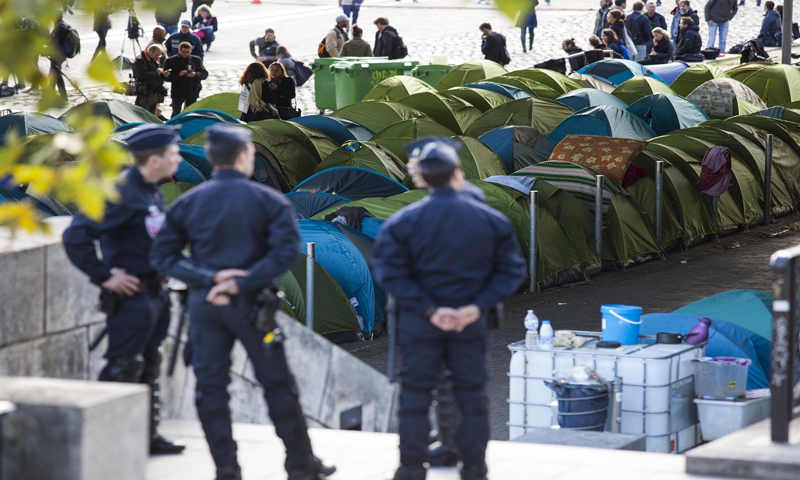 مخيم للاجئين في شوراع العاصمة باريس - (انترنت)