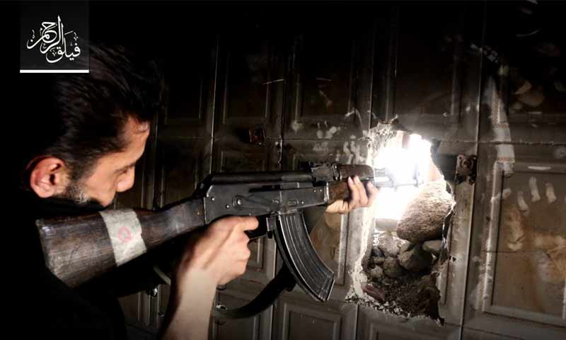 مقاتل من فيلق الرحمن على الجبهات العسكرية في حي القابون بريف دمشق - (فيلق الرحمن)