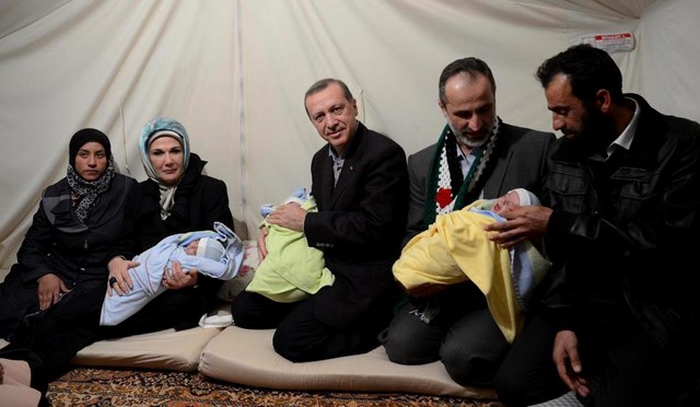 الرئيس التركي رجب طيب أردوغان يزور عائلة أطلقت اسمه على توائمها