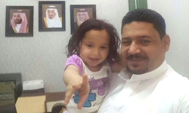 والد الطفلة السورية يحمل شوق بعد العثور عليها في الرياض - 13 أيار 2017 (تويتر)