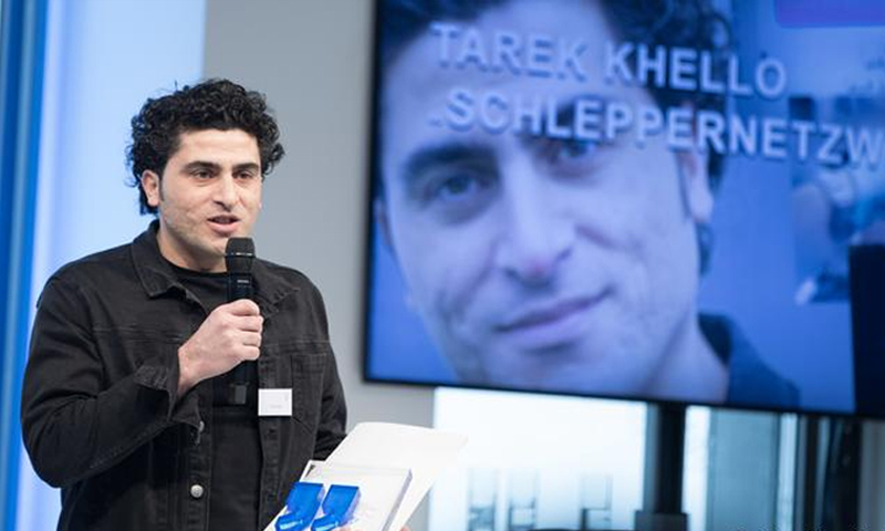 الصحفي السوري طارق خلّو أثناء تسليمه جائزة "أكسل شبرينغر" - (دوتشه فيله)