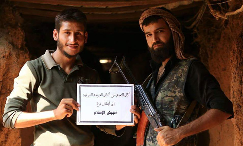 تعبيرية: مقاتلان في "جيش الإسلام" على باب أحد أنفاق الغوطة الشرقية - 2016 (فيس بوك)