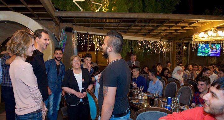 الأسد وعائلته في مطعم "مازة" في العاصمة دمشق - الجمعة 9 حزيران 2017 (فيس بوك)