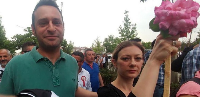 كرم قيليتشدار أوغلو، إبن زعيم المعارضة التركية، وخطيبته مينة ألشان، في "مسيرة العدالة" من أنقرة إلى إسطنبول- 15 حزيران 2017 (f5 haber)