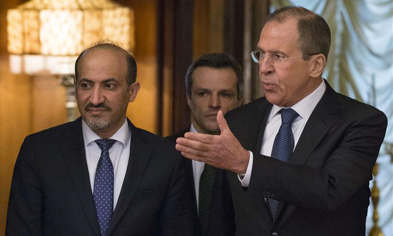 وزير الخارجية الروسي إلى جانب رئيس تيار الغد أحمد الجربا - 4 شباط 2017 (AFP)