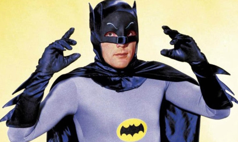 الممثل الراحل آدم ويست في شخصية "باتمان" (وكالات)