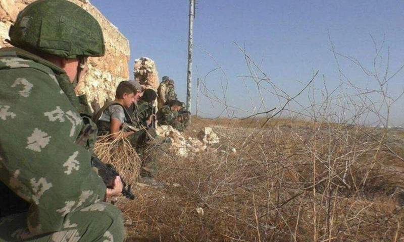 جندي روسي يرافق قوات الأسد في المعارك ضد تنظيم الدولة في ريف حماة الشرقي - (صفحات موالية)