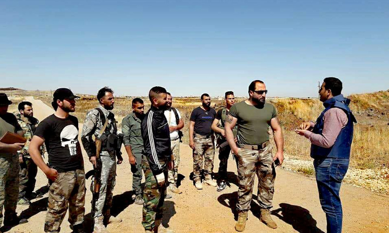 قائد فوج الجولان مجد حيمود مع عناصره في خان أرنبة بمدينة القنيطرة - (فيس بوك)