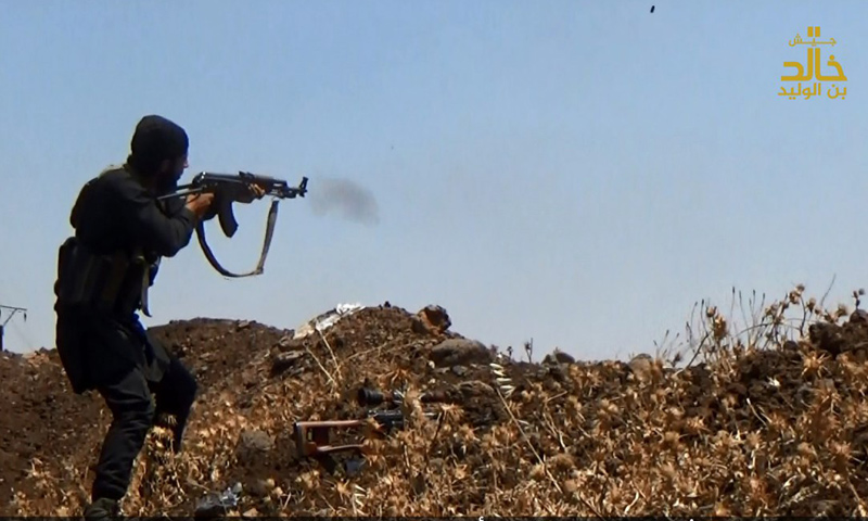 مقاتل من جيش خالد بن الوليد على خطوط الاشتباك في حوض اليرموك غرب درعا - (جيش خالد)