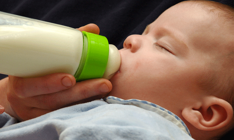 (تعبيرية) طفل يرضع الحليب (بوزيرغ)
