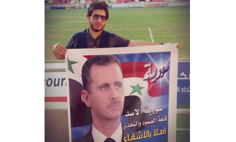 شاب عراقي يرفع صورة الأسد في كربلاء- الخميس 29 حزيران (فيس بوك)