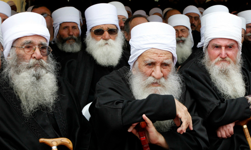 رجال دين دروز في تشييع كبير رجال الدين الدروز أحمد سلمان الهاجري في مدينة السويداء - 28 آذار 2012 - (رويترز)