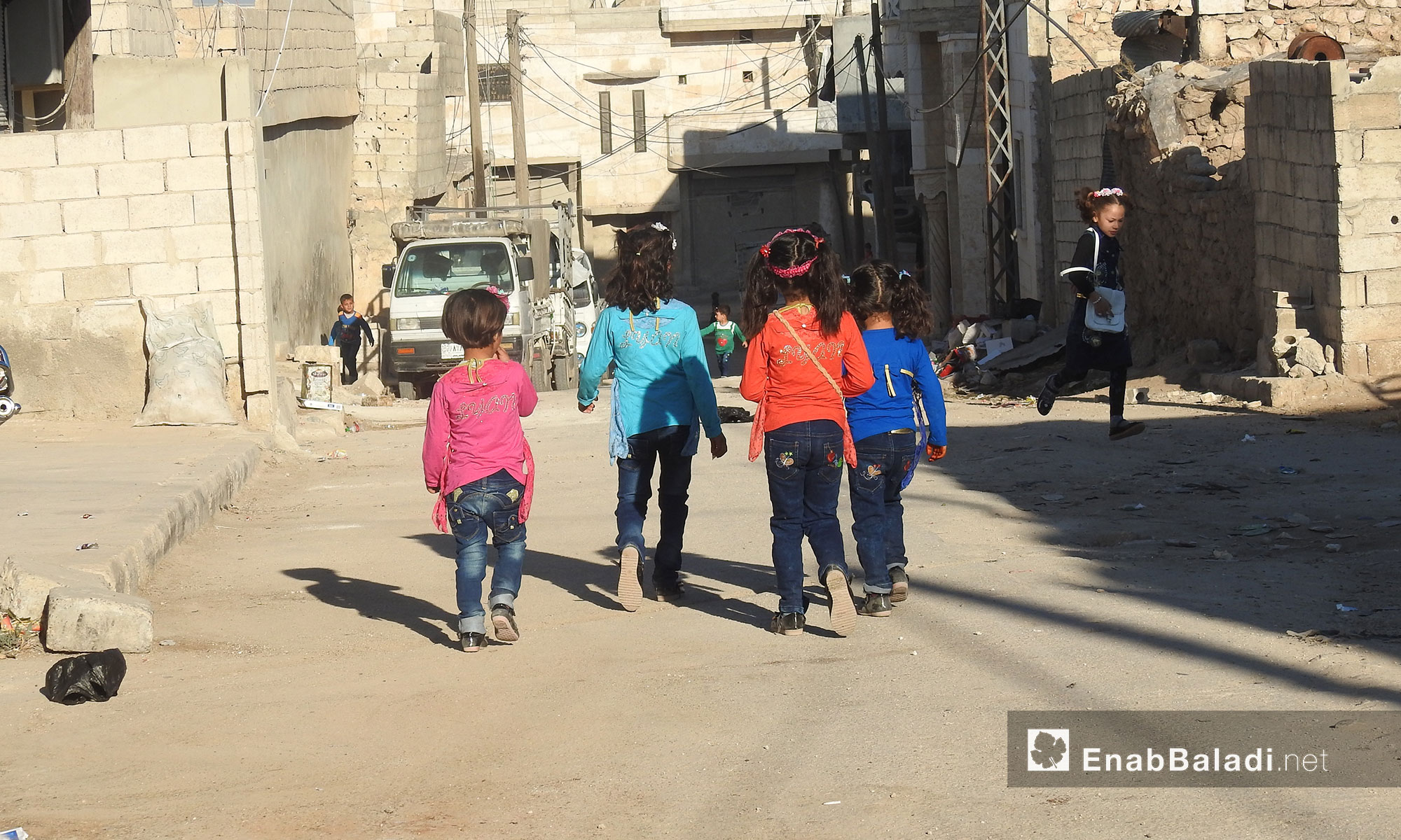 أطفال من مدينة دابق شمال حلب يتوجهون لميدان العيد أول أيام عيد الفطر - 25 حزيران 2017 (عنب بلدي)