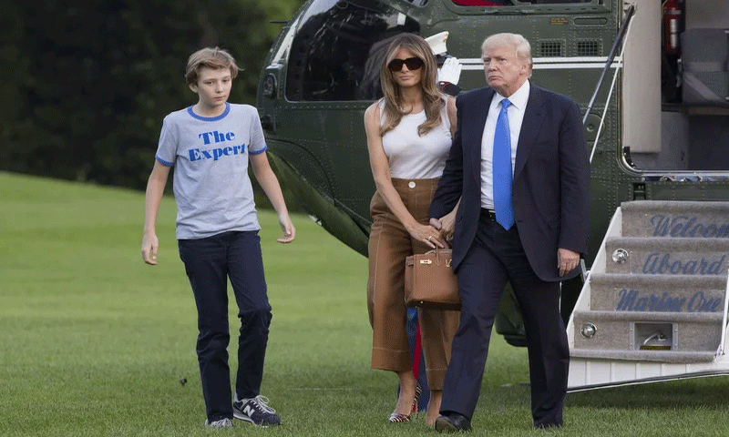 السيدة الأمريكية الأولى، ملانيا ترامب، وابنها بارون في طريقهما للانتقال غلى البيت الأبيض- 12 حزيران (BBC)