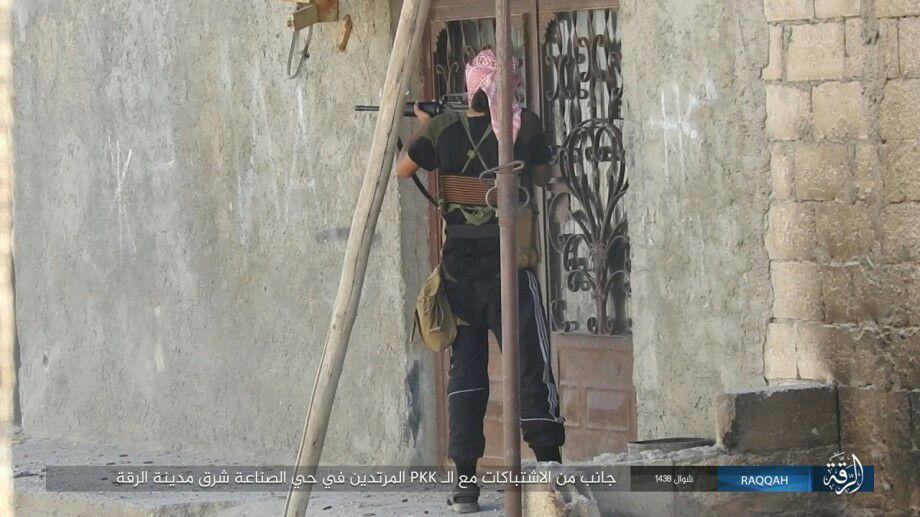 مقاتل من تنظيم "الدولة" في مدينة الرقة- الثلاثاء 27 حزيران (تلغرام)