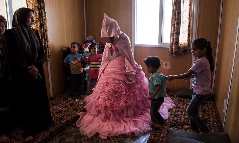 لاجئة سورية في الأردن عمرها 13 سنة في يوم زفافها (رويترز)