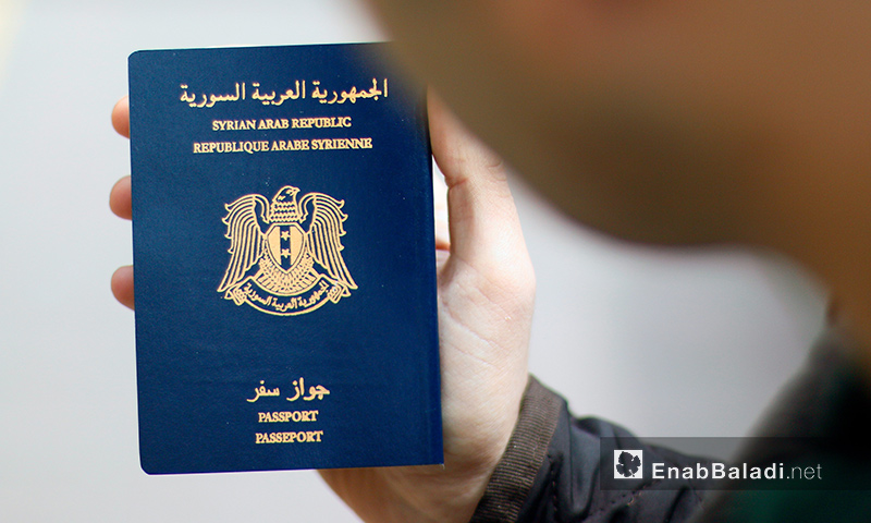 لاجئ سوري يحمل جواز سفره في اسطنبول التركية (عنب بلدي)