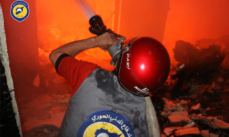تعبيرية: عنصر من الدفاع المدني في ريف دمشق يحاول إطفاء نار اندلعت في أحد منازل الغوطة - حزيران 2017 (الدفاع المدني في ريف دمشق )