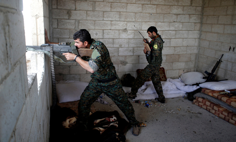 مقاتلين من قوات سوريا الديموقراطية خلال المعارك الدائرة مع تنظيم الدولة الإسلامية - 3 تموز 2017 - (رويترز)