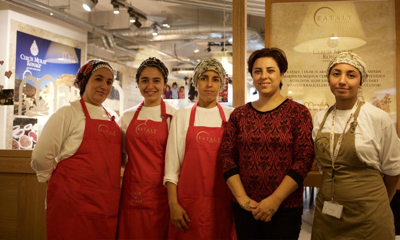 كبيرة الطباخات التركية إبرو ديمير إلى جانب لاجئات سوريات - (daima kadin)