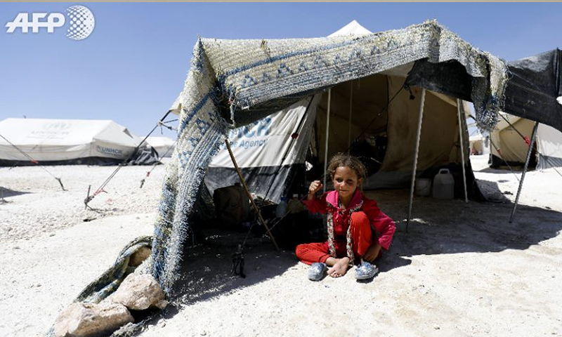 طفل من قرى محافظة الرقة في مخيم عين عيسى - (AFP)