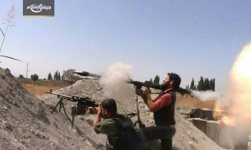عناصر من جيش الإسلام على أثناء صد تقدم قوات الأسد على بلدة حوش الضواهرة - 14 تموز 2017 - (جيش الإسلام)