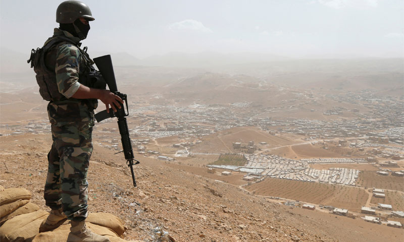 جندي لبناني يقف على تلة على الحدود السورية اللبنانية 21 تموز 2017 (رويترز)