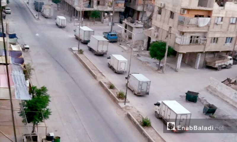 قافلة مواد غذائية يسيّرها رجل الأعمال محيي الدين منفوش إلى الغوطة الشرقية - 25 أيار 2017 (عنب بلدي)